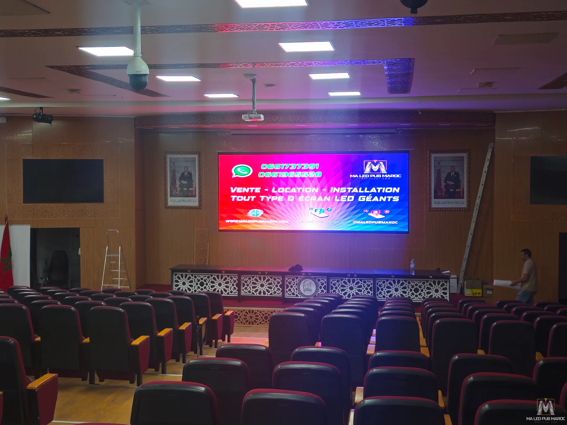 Vue d'ensemble amphithéâtre Faculté de Larache avec mur LED